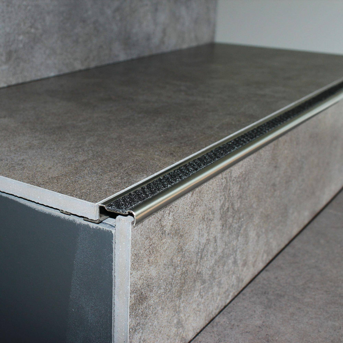 Treppenstufenprofil mit Einlage 13 mm DIAMONDSTEP Aluminium eloxiert neutral black 11mm 250cm